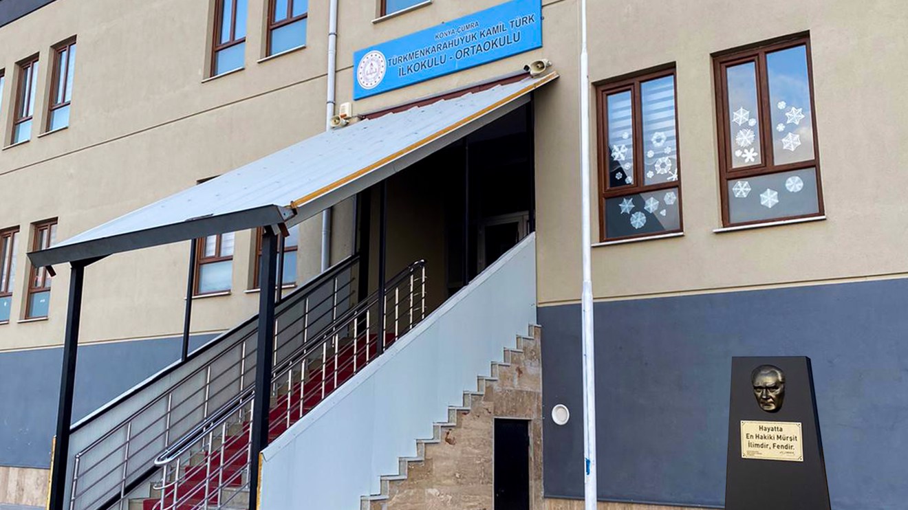 Selçuk Üniversitesi, Çumra’daki okula Atatürk kürsüsü armağan etti